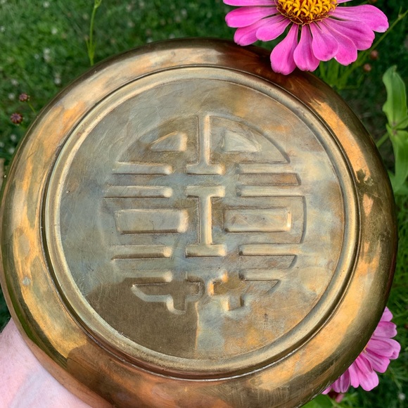 Brass dish with symbol - Picture 2 of 5